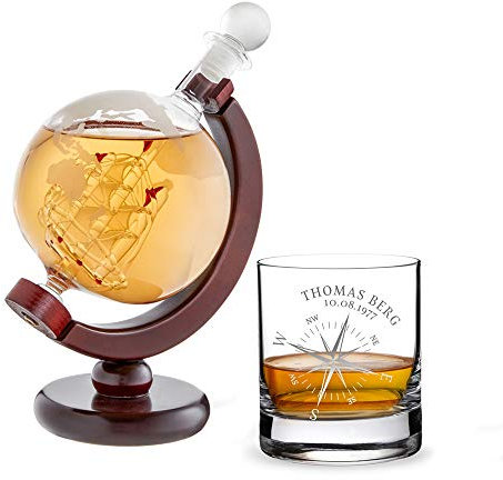 AMAVEL Whiskykaraffe Globus mit innenliegendem Segelschiff und Whiskyglas mit Kompass Gravur, Personalisiert mit Name und Datum