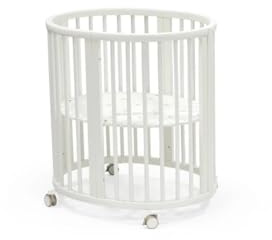 Stokke Sleepi Mini, White - Ovales Kinderbett für 0-6 Monate - Höhenverstellbares Gestell, feststellbare Schwenkräder, perforierte Matratzenauflage für Luftzirkulation