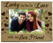 CREATCABIN Lucky to Be In Love with My Best Friend Bilderrahmen Aus Holz Mit Gravur,4x6 horizontaler Tisch-Postkartenrahmen Zum Aufhängen An Der Wand,Zuhause,Hochzeit,Verlobung