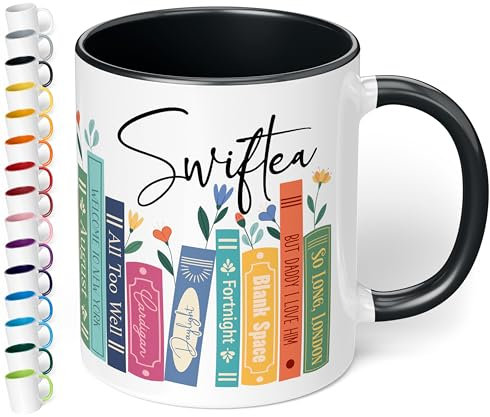 Geschenk für Musik-Fans: Kaffeetasse Bücherregal mit Best of Albums „Swiftea“ – Geschenkidee für Sänger- & Musikliebhaber - Keramik, ca. 330ml, Schwarz