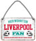 Blechschild Hier wohnt ein Liverpool Fan - Metallschild mit Kordel und Saugnapf - für Fans Ultras Anhänger Begeisterte - Wanddeko Türdeko für Man Cave Jugendzimmer Werkstatt Wohnzimmer - 18x12cm
