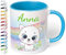 Kinder-Tasse mit Namen „Weiße Katze mit Regenbogen-Motiv“ – personalisierte Namenstasse für Jungen und Mädchen - rundum bedruckt – schönes Geschenk zu Weihnachten, Geburtstag (Hellblau)