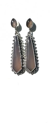 ETHNOS BARCELONA – Ohrringe aus Silber und lavendelfarbenem Chalcedon. Länge: 4 cm.