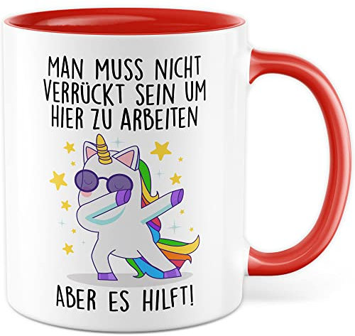Tasse Büro Geschenk, Man muss nicht verrückt sein um hier zu arbeiten - Aber es hilft Geschenkidee Kollegen Kaffeetasse mit Spruch lustig Kaffee-Becher Willkommen Kollegin Arbeit (Weiß/Rot)
