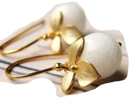 Vergoldete Ohrringe mit weißer Jade Perle und Blüte/Geschenk für Sie