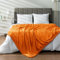 PAVILIA Überwurfdecke, Bommel, Couch, Doppelgröße, weiches Fleece, gemütliche Pompon-Fransen, Sofa-Decke, dekorativer Flanell-Samt, Bettüberwurf, Herbstkürbis-Orange, 152 x 203 cm, Orange