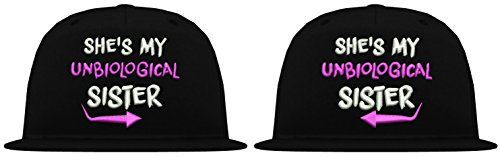 TRVPPY 5-Panel Snapback Partner Cap Modell SHE is My Unbiological Sister/Farbe Weiß-Schwarz/mit hochwertigem Stick/Verstellbarer Verschluss