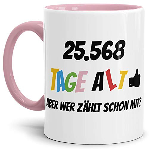 Geburtstags-Tasse 25568 Tage alt - aber wer zählt schon mit Geburtstagsgeschenk zum 70. Geburtstag in Innen & Henkel Rosa/Geschenkidee/Scherzartikel/Lustig/Witzig/Spaß/Fun/Kaffee