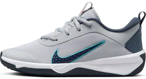 Nike Omni Multi-Court Hallenschuh Für Ältere Kinder, Wolf Grey/Thunder Blue-Bright Crimson, DM9027-010, 37.5 EU (5Y US)