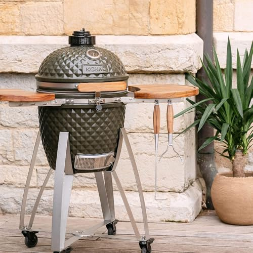 Kamado Kokko 18 - Nouvelle édition 18 = taille standard (46 cm x 69 cm) Bon compromis entre sa taille et sa rapidité d’allumage Diamètre de la grille : 37 cm Vert olive Avec chariot et