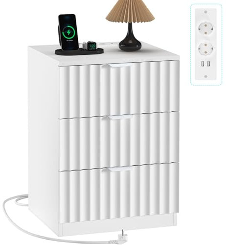 Brinlawb Nachttisch mit Ladestation (2 AC-Steckdosen, 2 USB-Anschlüsse) Nachtschrank mit 3 Schubladen, Beistelltisch Sofatisch für Wohnzimmer Schlafzimmer, Elegante geriffelte Oberfläche, Modern, Weiß
