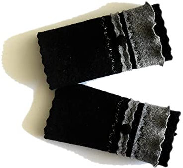 Armstulpen/Pulswärmer aus schwarzer Walkwolle (Walk, Walkstoff); Rüsche, Zackenlitz, Zierstiche, Knopf