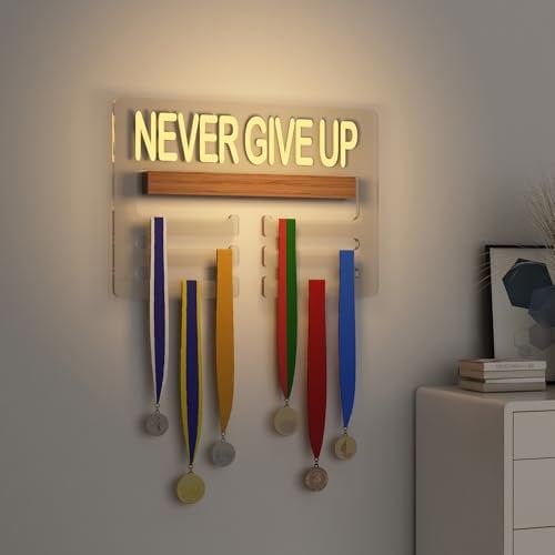 Never GIVE UP Beleuchteter Medaillenaufhänger, Ammonitenhalter für Auszeichnungen oder Bänder, Bandhalter mit Sportmotiv für die Wand, gestaffeltes Auszeichnungsregal