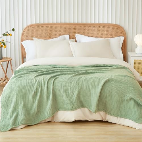 EMME Baumwolldecke in Kingsize für das Bett, weiche Musselin-Decke, 274 x 229 cm, leichte, atmungsaktive Schichtdecke, Bettüberwurf, Ganzjahres-Mull-Decke, Salbeigrün