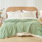 EMME Baumwolldecke in Kingsize für das Bett, weiche Musselin-Decke, 274 x 229 cm, leichte, atmungsaktive Schichtdecke, Bettüberwurf, Ganzjahres-Mull-Decke, Salbeigrün
