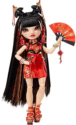 RAINBOW HIGH 578536 Collection Nouvel an Chinois Année du Tigre 2022 - Lily Cheng - Poupée Mannequin aux Cheveux Multi-Couleurs, avec 1 Socle et Coffret Collector, des Tenues et Accessoires, Rouge