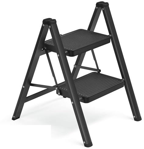 SONGMICS Trittleiter, 2 Stufen, klappbar, bis 150 kg belastbar, aus Stahl | Klappleiter, einfach zu verstauen, für Haushalt Büro, schwarz, 55 x 43,4 x 61,8 cm, BRODY Kollektion GSL102BZ01