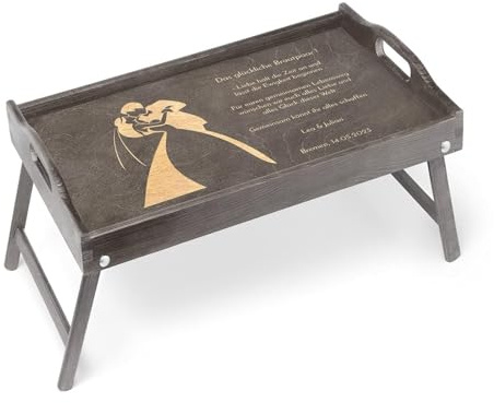 Maverton Betttablett mit Gravur, Sofatisch mit Griffen, klappbar, Grau | Erhöhter Rand, Geschenk für Paare, Einzugsgeschenk, Hochzeitsgeschenk, Grau, Brautpaar