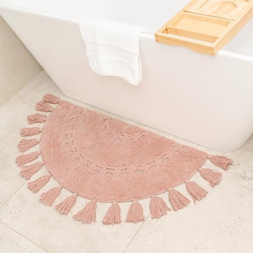 BIEN BEAU Halbkreis-Boho-Teppich mit Quasten für Ihr Badezimmer – wunderschön handgefertigt mit Häkeleinsatz – weiche 100% Baumwolle – rutschfeste Bohemian-Schlafzimmer-Badematte – Blush Pink 42 x 22