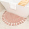 BIEN BEAU Halbkreis-Boho-Teppich mit Quasten für Ihr Badezimmer – wunderschön handgefertigt mit Häkeleinsatz – weiche 100% Baumwolle – rutschfeste Bohemian-Schlafzimmer-Badematte – Blush Pink 42 x 22