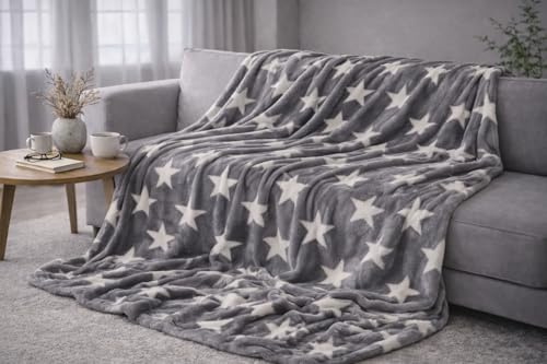 KAMACA XXL Wohndecke 180 x 220 cm – Premium Kuscheldecke mit Sternen-Design – Hochwertige Flanell-Qualität (240 g/m²) – Ultra Soft & Pflegeleicht – Edel Dunkelgrau