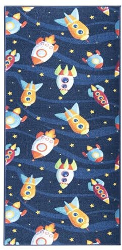 KARAT Teppich Kinderzimmer Jungen & Mädchen Kinderteppich Läufer für Babyzimmer, rutschfeste Rückseite, Robust und Pflegeleicht, 80 x 100 cm, Blau (Cute Rockets)