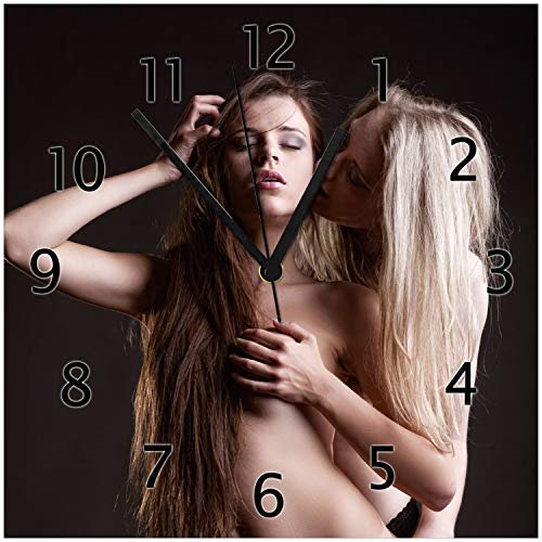 Wallario Design-Wanduhr Sexy Lesben-Erotik : Zwei nackte Junge küssende Frauen aus Glas, Motiv-Uhr Größe 30 x 30 cm, Schwarze Zeiger