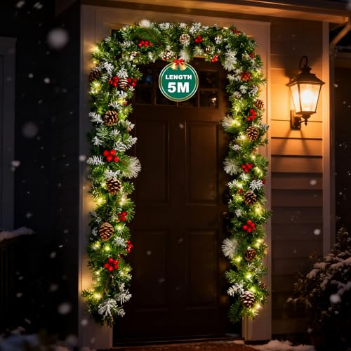 Soontrans Tannengirlande 5m mit 100 Warmweiße LED, Natürlich Leuchtend, Weihnachtsgirlande Strombetrieb mit Speicherfunktion & 8 Modi & 390 PVC Zweigen & 35 Kiefernnadeln & 25 Tannenzapfen & 15 Beeren