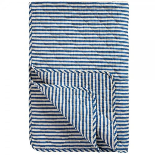 IB Laursen [A] Quilt m/Offwhite und blauen Streifen B: 130 L: 180