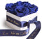 Rosemarie Schulz® Konservierte Rose - Blumen 3 Jahre HALTBAR - in weißer Flowerbox mit Satinband in Rot und Goldschrift „La Vie en Roses“ (Blau)