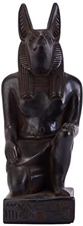 Alte ägyptische Statue des sitzenden Gottes Anubis Schakal Hund Schwarzer fester Stein in Ägypten gemacht.Anubis auch Anupu, Gott der Toten, vertreten durch einen Schakal