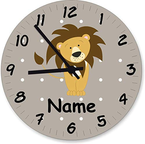 Shirtinstyle Wanduhr Kinderzimmeruhr Löwe mit Wunschnamen Geschenk Uhr Kinder Handmade, 29cm, Farbe Pastellbeige
