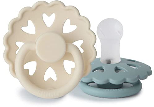 FRIGG Fairytale Schnuller 2 Packung | Silikon Schnuller | BPA-Frei | Hergestellt in Dänemark | Symmetrischer Sauger in Kirschform| (Cream/Stone Blue, Größe 1 (0-6 Monate))