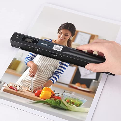 MUNBYN 2025 Nuevo Escáner Portátil, Escáner Documentos y Imágenes en A4 con 900 dpi, Escaneo Plano, Incluye Tarjeta SD de 16G, Escáner Sube Imágenes Vía Cable USB, Sin Controlador, Negro