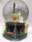 Vianaya Schneekugel Eiffelturm und Monuments de Paris – Schwarz glänzend – große Größe 14 cm – Sockel aus hochwertigem Kunstharz und Glaskugel, Motiv: Paris Monuments in 3D – glitzernder Schnee