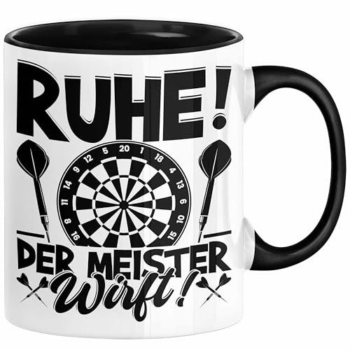 Trendation Keramik-Tasse Kaffee-Becher Darts Geschenk Tasse Darts Geschenkidee Spruch Geburtstag Ruhe Der Meister Wirft (Schwarz, 325 ml)