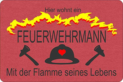 Fußmatte Hier wohnt EIN Feuerwehrmann mit der Flamme seines Lebens Geschenk Einzug Richtfest freiwillige Feuerwehr Hochzeit aussen innen lustig