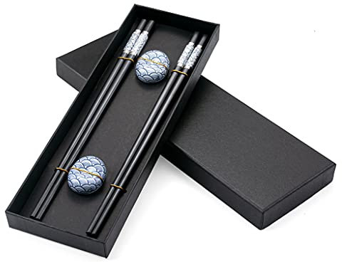 Hongyantech Juego de palillos de sushi de fibra de vidrio, 2 pares con 2 soportes para palillos, material de grado alimenticio, lavar a mano solamente, diseño antideslizante, gran idea de regalo, 9.65