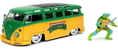 Jada Toys Turtles Leonardo 1962 VW Bus, Auto, Spielzeugauto aus Die-cast, öffnende Türen, Kofferraum & Motorhaube, inkl. Leonardo Figur, Maßstab 1:24, grün/gelb