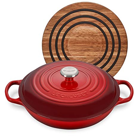 Le Creuset Signature Schmorset aus Gusseisen mit magnetischem Untersetzer, 3 1/2 qt, Kirschrot