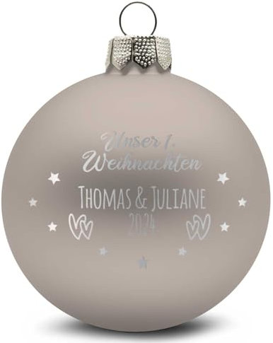 GRAVURZEILE Weihnachtskugel mit Gravur - Unser erstes Weihnachten - Personalisiert mit Namen & Jahr - Festliche Christbaumkugel für Paare als Weihnachtsdeko - Farbe: Beige Matt - Größe: 8 cm