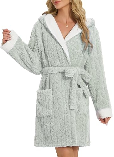 LYCY Women's Hooded Plush Short Bathrobe, Ultra Soft Jacquard Fluffy Robe with Pockets, Cozy Fuzzy Loungewear for Spa & Bath（Grey Gren, L/XL）