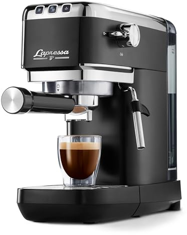 Tchibo Siebträger Espressomaschine Lapressa (15 bar, 980ml Wassertank), Pre-Infusion Technologie, mit 2-Tassen-Funktion und Milchschaumdüse, inkl. zwei doppelwandigen Sieben (Schwarz)