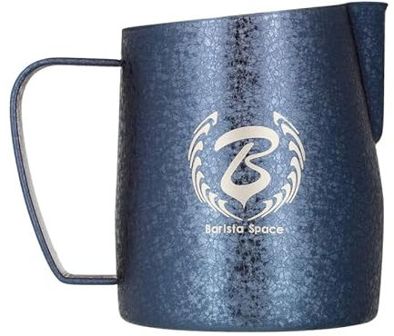 Barista Space Jarra de leche plateada pulida, ideal para latte art con boquilla precisa, ligera y manejable, recomendada por campeones del mundo, color azul plateado, 450 ml
