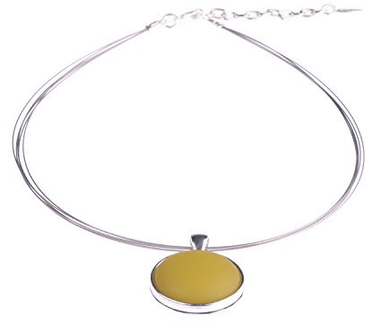 Halsreif Polly, 25mm original Polaris Cabochon in einer Fassung aus versilbertem Messing an einem Bündel aus 5 nylonummantelten Stahlfäden, handgefertigt von Adi-Modeschmuck in Berlin (senf)