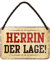 Blechschild Herrin der Lage - witziges Retro Deko Metallschild mit Kordel und Saugnapf - lustiges Geschenk Boss Chefin Freundin Kollegin - Dekoration Büro Schreibtisch Arbeitsplatz Firma - 18x12cm