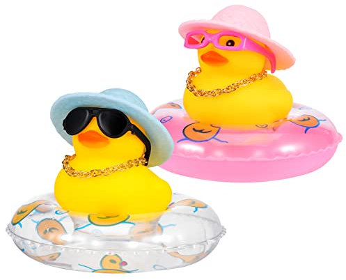 Fanshiontide 2 Stück Ente Auto Armaturenbrett Dekorationen, Gelbe Gummiente Auto Ornamente mit Sonnenhüten Sonnenbrille Goldenen Ketten und Schwimmringen, für Auto, Büro, Zimmer Dekoration