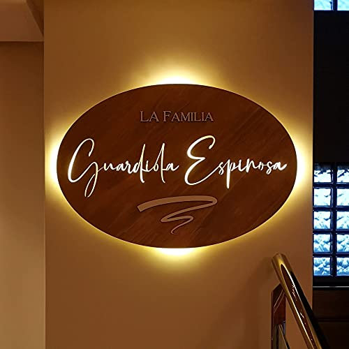 KARIVOO PlacaLa Familia ovalo de madera personalizado y retro iluminada con apellidos o nombre de familia, artesanal con luz led, 3 opciones funcionamiento pilas, corriente y con mando