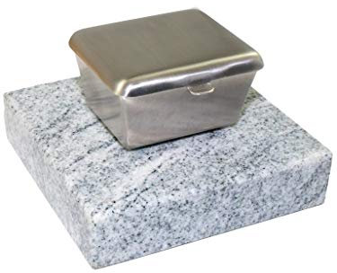 Kunst-Art-Köhl Weihwasserkessel 466 aus Edelstahl montiert auf einem Sockel aus Granit (Wiscont White)