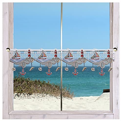 Maritime Feenhaus-Scheibengardine Meeresbrise | Badgardine mit Strandfeeling aus Vogtländischer Spitze - Kunstvoll gesticktes Urlaubsflair mit Leuchtturm, Segelboot, Muscheln Höhe x Breite 19 x 74 cm